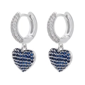 Makroaufnahme der silbernen Herz-Ohrringe mit blau-weißen Pavé-Zirkonia-Steinen - Platin Blau Zirkonia