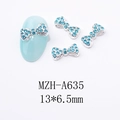Detailierte silberne Schleifen Nageldeko mit blauen Strasssteinen auf blauer Maniküre - Schleifen-Stil (A635) / 13*6.5mm