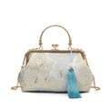 Hellblaue Jacquard-Tasche mit Blumenmuster, Goldgriff, Quaste und Kettenriemen - Himmelblau