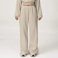 Beige joggingbroek met wijde pijpen en hoge taille en een korte hoodie van breisel - XL / Haver Abrikoos