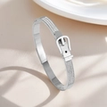 Macro-opname van zilveren riemgesp armband ingelegd met drie rijen zirkoniasteen - Gesp Strass Armband (Zilver)