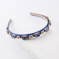 Dettaglio cerchietto in raso blu reale con strass rettangolari e piccoli fiori di perle - Blu