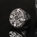Vista macro dell'anello a bussola punk con zirconi in acciaio argento invecchiato - US 7 / Acciaio lucidato ad olio