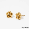 Boucles d'oreilles roses en acier inoxydable doré avec détails de pétales - Boucles d'Oreilles Clous Dorées (DEK3181)