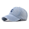 Dettaglio del cappellino in denim lavato azzurro con ricamo della lettera C in blu navy - Blu Denim Chiaro