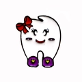 Dettaglio della spilla a forma di dente con fiocco rosso e scarpine con cuori viola - Stile Ragazza con Fiocco