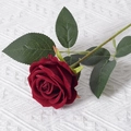 Elegante einzelne rote Kunstrose mit Samtblüten auf weißem Strickstoff-Hintergrund - Weinrot (Samtversion)