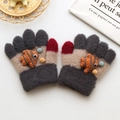 Gestrickte Kinderhandschuhe in Grau-Beige mit niedlichem orangefarbenem Fisch - Einheitsgröße (Empfohlen 0-3 Jahre) / Dunkelgrauer Fisch