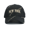 Détail de la broderie 3D NCW et des imprimés dorés sur une casquette de baseball noire - Réglable / Noir avec broderie dorée