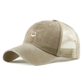 Detailansicht der khakifarbenen Trucker-Cap aus gewaschener Baumwolle mit Smiley-Stickerei - Einheitsgröße / Khaki