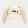 Dettaglio del cappellino in pile teddy bianco con orecchie da coniglio e ricami - Regolabile / Bianco latte
