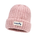 Bonnet en grosse maille rose en fil bouclé texturé avec étiquette Lucky - Rose