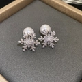 Pendientes de copo de nieve plateados con circonitas y perlas blancas en un estuche - Estilo Botón Copo Perla Exquisito 19