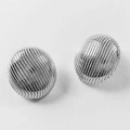 Pendientes de botón geométricos plateados con diseño de semiesfera y textura acanalada - Pendientes de Semiesfera Acanalada / Acero Plateado/Semiesfera Acanalada