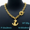 Collana con ciondolo ad ancora dorata e chiusura a T su un manichino nero - Collana Dorata (KN202630-Z)