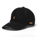 Détail du logo C brodé et des bords usés sur cette casquette de baseball en denim - Taille unique / Noir (C)