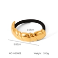 Detalle de goma de pelo con adorno de metal dorado curvo y medidas técnicas del producto - Estilo trenzado dorado (HC-H60009)