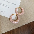 Detail of pink resin C-shaped earrings with gold beads on rustic linen fabric - Pink Pearl C-Shape Ear Cuff - Gold (24#)