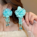 Dettaglio dell'orecchino a fiore in chiffon azzurro con nappe di perline indossato - Stile Grande Fiore in Tulle (37#) / Azzurro