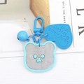 Dettaglio del portachiavi a specchio orsetto azzurro con ciondolo a cuore e campanello - Blu