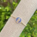 Gedetailleerd macrozicht van 18K vergulde Maagd Maria hanger met blauw mozaïek en zirkoon - Blauw