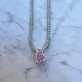 Tennis-Choker mit birnenförmigem rosa Zirkonia-Anhänger auf weißem Marmor - Rosa Birne