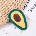 Handgefertigte gehäkelte Avocado-Haarklammer mit detaillierter grüner und gelber Strickstruktur - Avocado