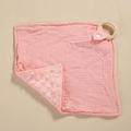 Vista detallada de una mantita de apego rosa para bebé con texturas de muselina y minky - Rosa