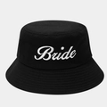 Detailaufnahme der weißen Bride Stickerei auf einem schwarzen Fischerhut für die Braut - Schwarz Bestickt Bride