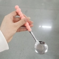 Cucchiaio da cena in acciaio inossidabile con manico a perline rosa su sfondo neutro - Cucchiaio in Acciaio Inossidabile con Perline / Rosa