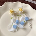 Pendientes de flores de tela con borlas de cuentas azul claro y pétalos crema - Borla de cuentas azules con flores blancas y amarillas (Silver Earring Post)