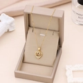 Elegante goldene Titan-Herzkette mit glitzerndem Zirkon-Anhänger in einer Schmuckbox - Gold Weißer Zirkonia