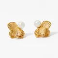 Orecchini a fiore dorati in acciaio 316 con dettagli di perle bianche centrali - Oro (KD3314)