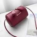 Mini bolso cilíndrico burdeos con diseño de lichi, logo dorado y detalle de cremallera - Burdeos