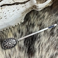 Detail macro-opname van vintage metalen haarspeld met een prachtig reliëf van een bloem - Ovaal Zonnebloem