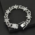 Vista macro del bracciale hip hop in argento con stelle ghiacciate su sfondo nero - 8 pollici (20 cm) / Argento
