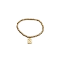 Détail d'un bracelet de perles plaqué or avec un pendentif carré gravé de la lettre N - Lettre N