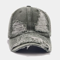 Nahaufnahme der Vintage-Baseballkappe aus gewaschenem Denim mit Rissen und Ausfransungen - Verstellbar / Armeegrün