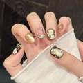 Handgefertigte goldene Kamelien-Press-on-Nägel mit 3D-Blumen und Glitzer in kurzer runder Form - XS / 681-Kurz Rund