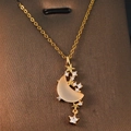Gedetailleerd beeld van de koperen maan hanger met gouden sterren op ketting - Goud - Matte Maan