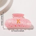 Pince à cheveux rose pailletée en acrylique avec lettre K dorée et mesures - Pince à Cheveux Rose Marbré Lettre K