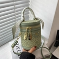 Grüne Zylindertasche mit Buchstabenmuster und seidenem Schal am Handgriff - Grün
