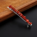 Dettaglio macro di pietre di cristallo rosso naturale su un fermaglio per capelli in argento - Diaspro rosso con clip d'argento