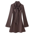 Elegantes dunkelbraunes Satin-Minikleid mit großer Schleife und Trompetenärmeln in Weiß - XS / Kaffeebraun