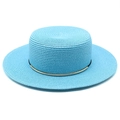 Dettaglio del cappello in paglia azzurro con trama intrecciata e inserto dorato - M (56-58cm) / Blu lago