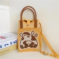 Détail d'un sac bandoulière en tricot jaune avec motif ours mignon et poignée marron - 6 Sac de téléphone-Veau
