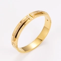 Vista dettagliata di un bracciale dorato a forma di H con accenti di diamanti pavé brillanti - Oro