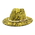 Dettaglio di un cappello fedora giallo con stampa a serpente e catena in metallo dorato - M (56-58cm) / Verde