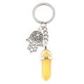 Hamsa-Hand-Schlüsselanhänger mit gelber Kristall-Säule an einem silbernen Metallring - Topas