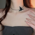 Primo piano di un choker di Halloween con ciondolo a cappello da strega nero su cordino - Stile Cappello da Strega (7#项链-黑色-帽子)